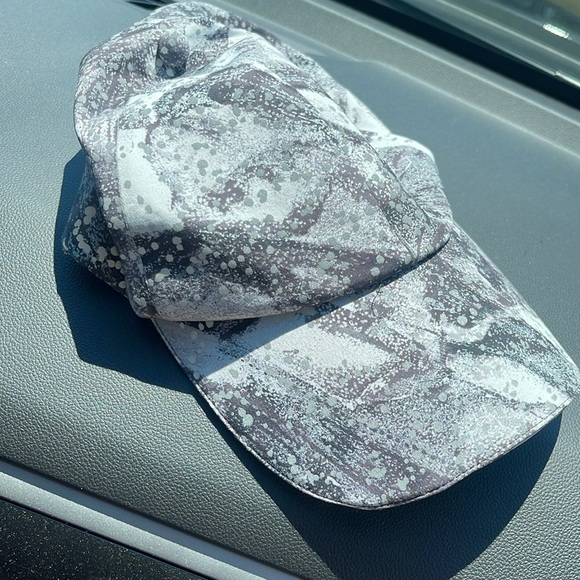 Lululemon | Women’s Fast and Free Running Hat Take Flight Grey Silver Reflective - Picture 3 of 4